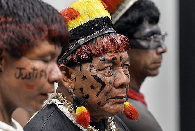 Indigenas acompañan la sesión legislativa donde se conforma la nueva comisión de investigación
