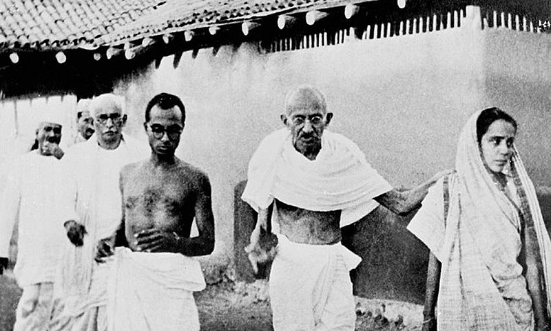 Em 30 de janeiro de 1948, Gandhi foi assassinado por um hinduísta fanático; o líder lutou, por meios pacíficos, por uma Índia independente