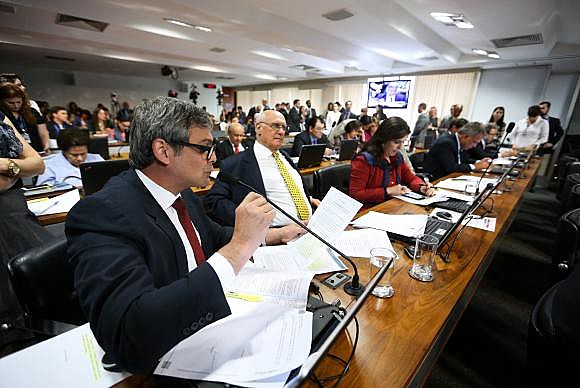 Sessão da Comissão de Constituição e Justiça do Senado para discutir e votar o relatório do senador Lindbergh Faria