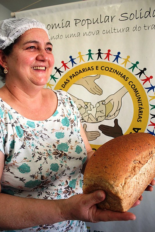 De acordo com levantamento feito pelas coordenadoras da Associação das Padarias Comunitárias em 2015, a cada mês, o conjunto dos 30 grupos utiliza 12 toneladas de trigo, produz cerca de 18 mil pães caseiros e atinge o faturamento bruto de 100 mil reais, aproximadamente 1,2 milhão ao ano.