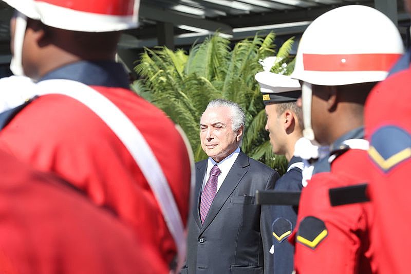 Temer está acenando, segundo alguns meios de comunicação, com troca-troca dos mais amplos para manter o apoio tucano