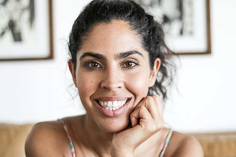 Bela recebeu a reportagem na casa do seu pai, Gilberto Gil, antes do lançamento de seu novo livro