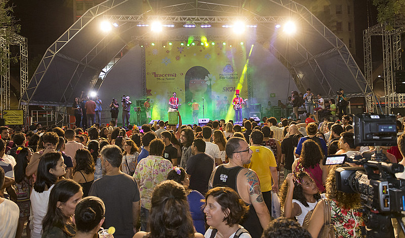 Durante as quatro sextas-feiras que antecedem o carnaval, a partir do dia 24 de janeiro, o Luxo da Aldeia se apresenta na Praça do Ferreira.