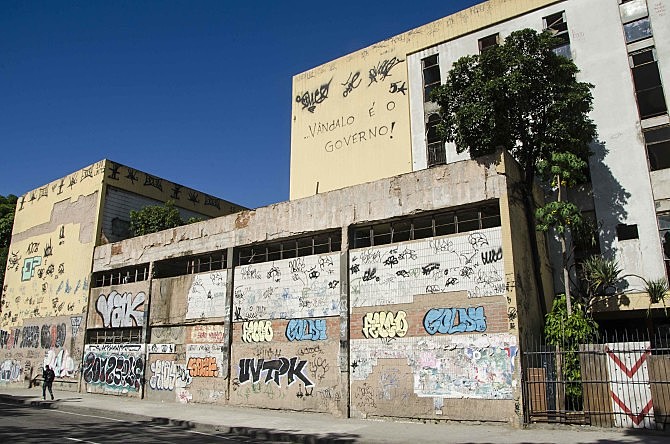 Pichação próxima à rodoviária Novo Rio