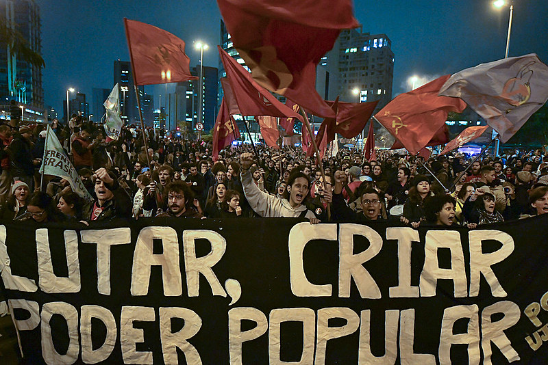 Manifestantes reunidos em São Paulo durante Greve Geral de 28 de abril de 2017, durante governo de Michel Temer