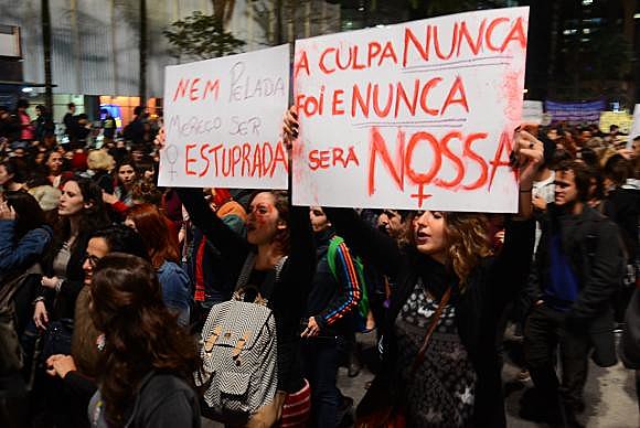 Ato Por Todas Elas reúne mulheres na Avenida Paulista para mais um protesto contra o estupro