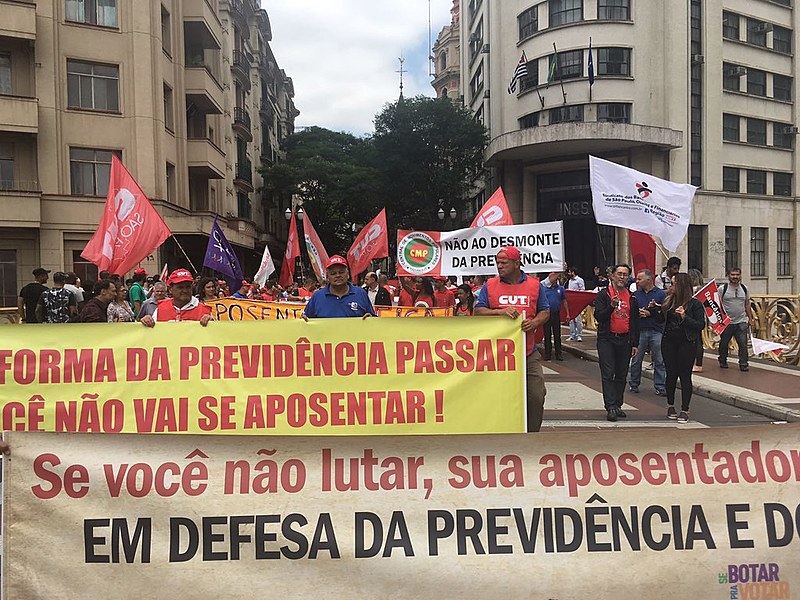 Os manifestantes se reuniram em frente a sede do INSS em São Paulo e caminharam até a Prefeitura Municipal