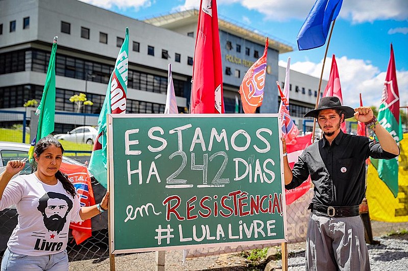 Apoiadores de Lula na Vigília Lula Livre, acompanham o julgamento do pedido de liberdade para o ex-presidente Lula