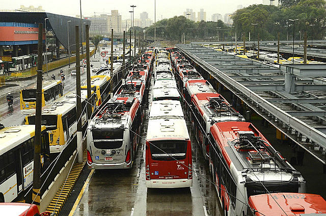 Prefeito Bruno Covas lava as mãos. “A nossa atuação é em cima das empresas concessionárias"