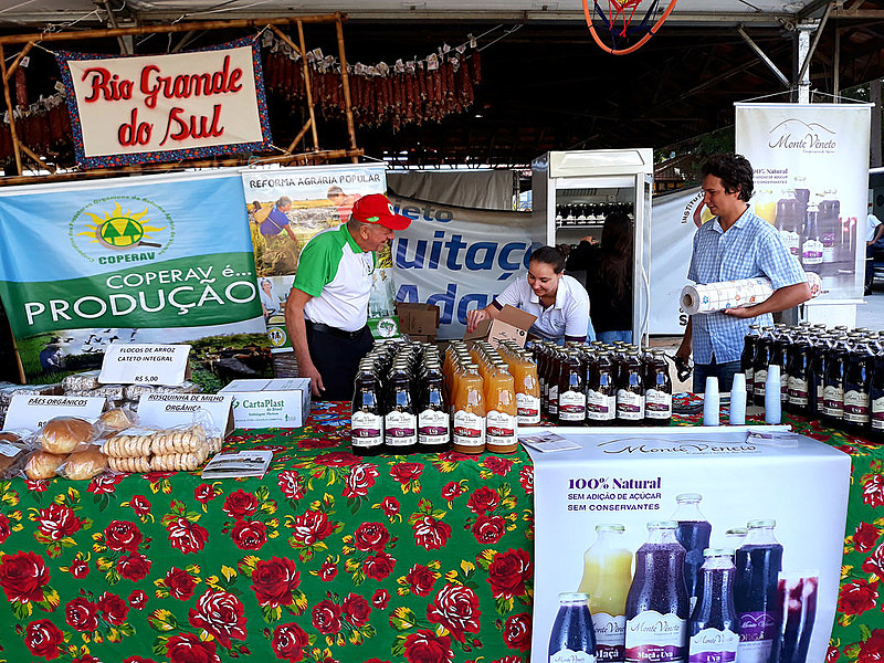 Productos de la Apecol, cooperativa del estado de Rio Grande do Sul, en la Feria de la Reforma Agraria en São Paulo