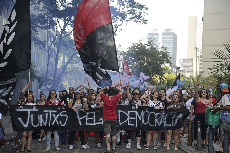 Atos contra o retrocesso e em defesa da democracia reunem milhares de pessoas no Centro do Rio