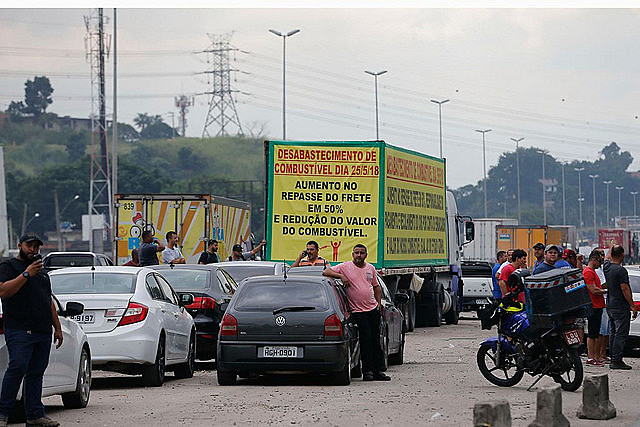 Camioneros protestan contra el alza del diésel en la BR-040 en RJ