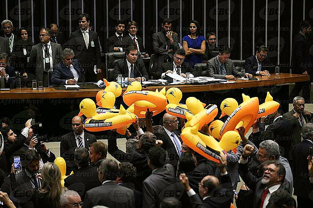 Diputados protestan con patos durante votación del PL 4302