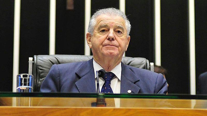 O deputado Nelson Marquezelli, conhecido como "deputado das laranjas", já propôs que suco da fruta virasse "bebida oficial" do país