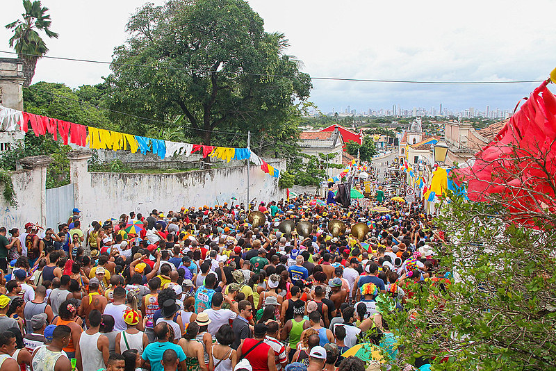 Neste ano, a data cai no fim de fevereiro, mas diversas troças, clubes e blocos já vem organizando prévias para esquentar os motores