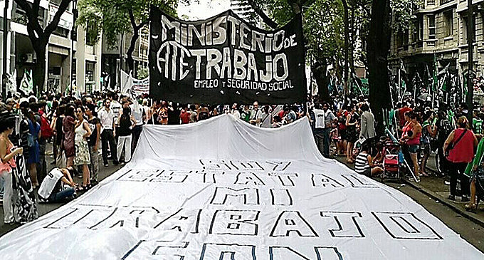 Os trabalhadores ocuparam as rua contra as políticas de ajuste e as demissões