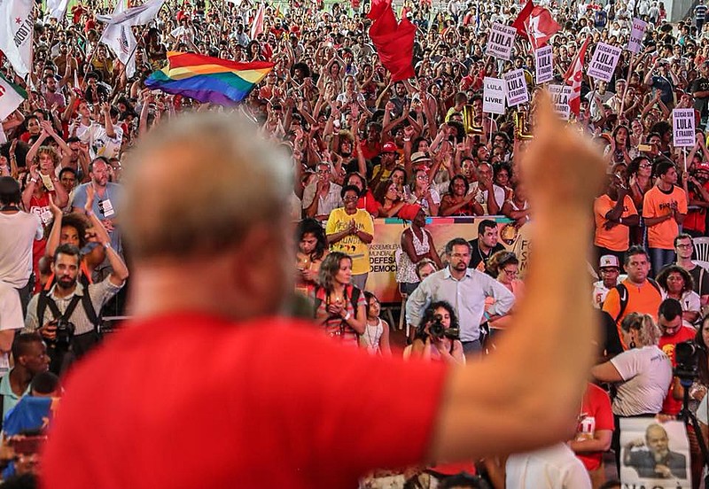 O ex-presidente Lula criticou a Globo e disse que mesmo que o prenda os seus ideais estão com o povo