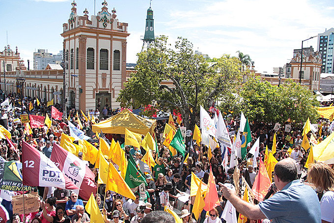 Ruas de Pelotas foram tomadas por manifestantes em defesa do funcionalismo