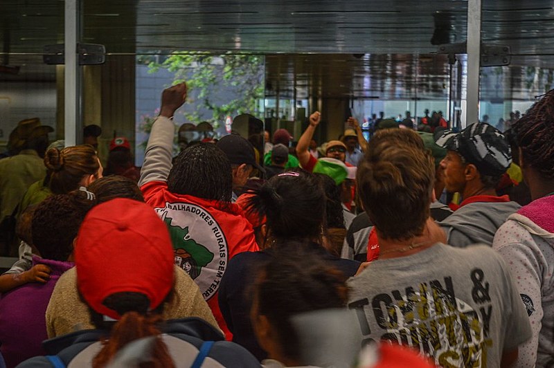 Integrantes do MST ocupam sede da Cemig em Belo Horizonte