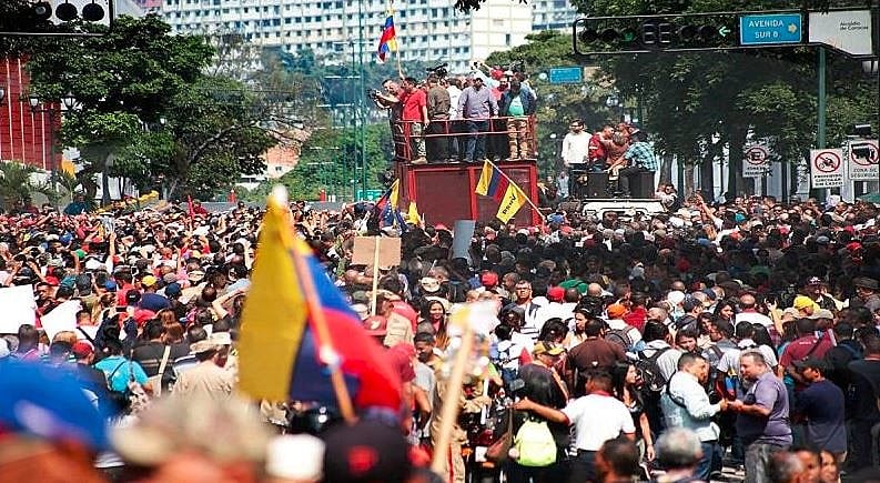 Maduro reuniu apoiadores em frente ao Palácio de Miraflores, sede do Poder Executivo