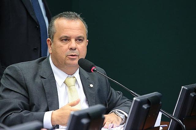 "Ocorre, porém, que temos visto com frequência os tribunais trabalhistas extrapolarem sua função", disse o deputado.