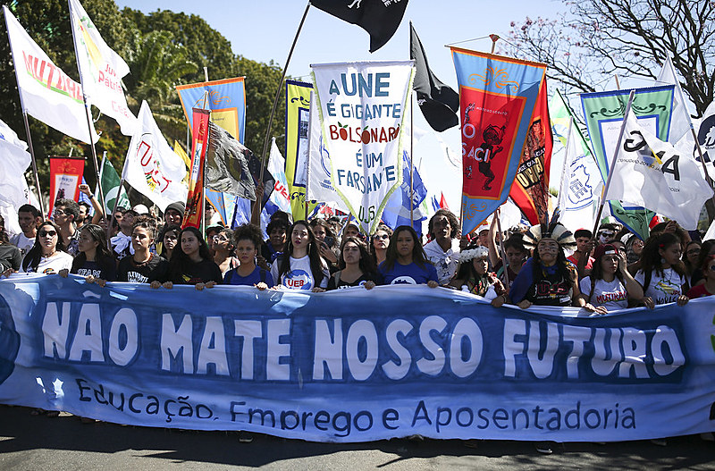 Brasília: estudantes protestam contra os cortes na Educação e a reforma da Previdência durante o último Congresso da UNE