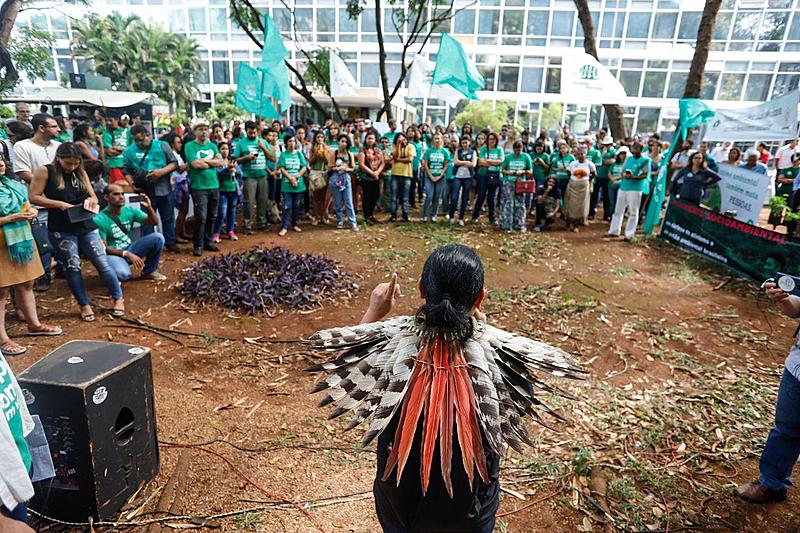 Manifestantes reunidos em ato na porta do Ministério do Meio Ambiente (MMA), em Brasília