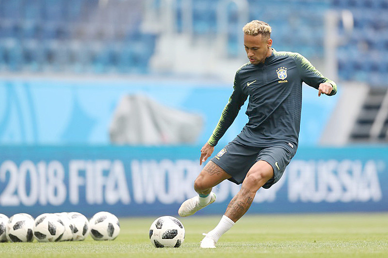 Neymar vive mudando de cabelo e a gente sempre comenta. Cabelos chamam a atenção, né?