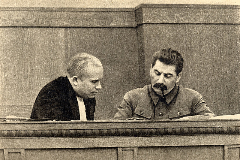 Nikita Khruschov (esq) e Josef Stalin em janeiro de 1936