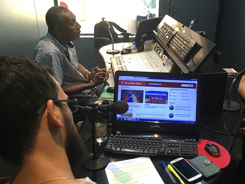 O Programa Brasil de Fato Pernambuco é veiculado ao vivo na Rádio Clube 720 AM, das 14h às 15h, de segunda a sexta-feira