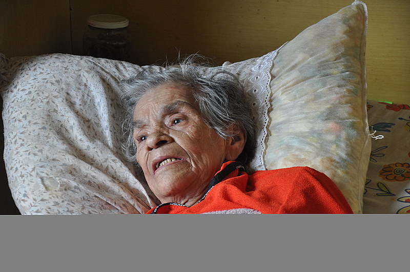 Aos 79 anos, dona Maura não tem parentes e fica o dia todo na cama. Prefeitura ignora ação do MP para acolhimento