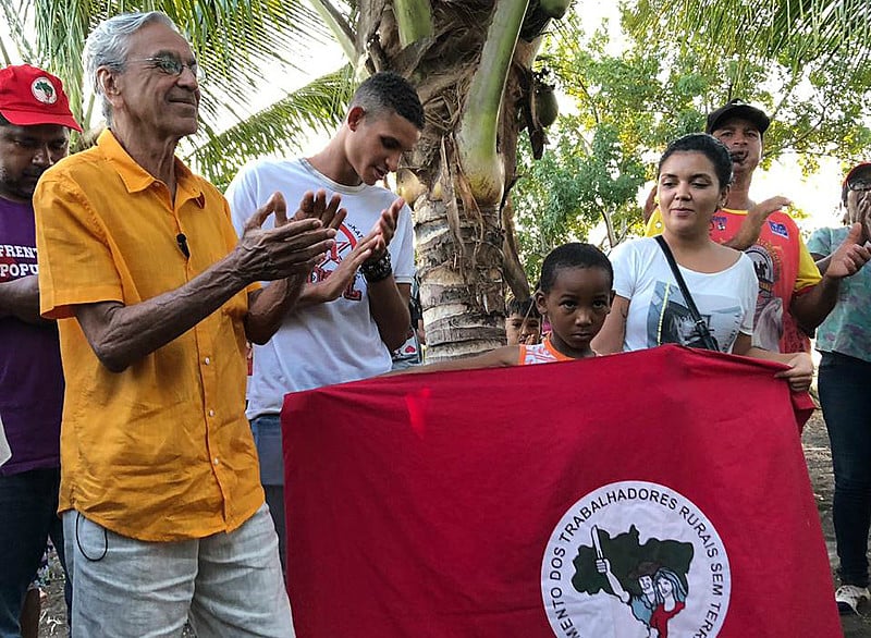 Os sem-terra do assentamento Paulo Cunha, no Recôncavo Baiano, receberam a visita de Caetano Veloso