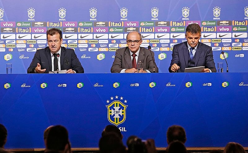 Bandeira de Mello com cara de tacho entre Dunga e Gilmar Rinaldi