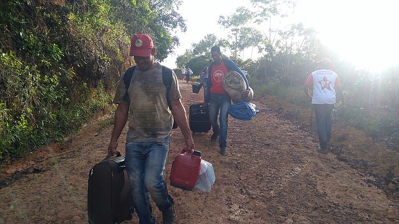 Cerca de 700 famílias montaram o acampamento Marielle Vive na madrugada deste sábado