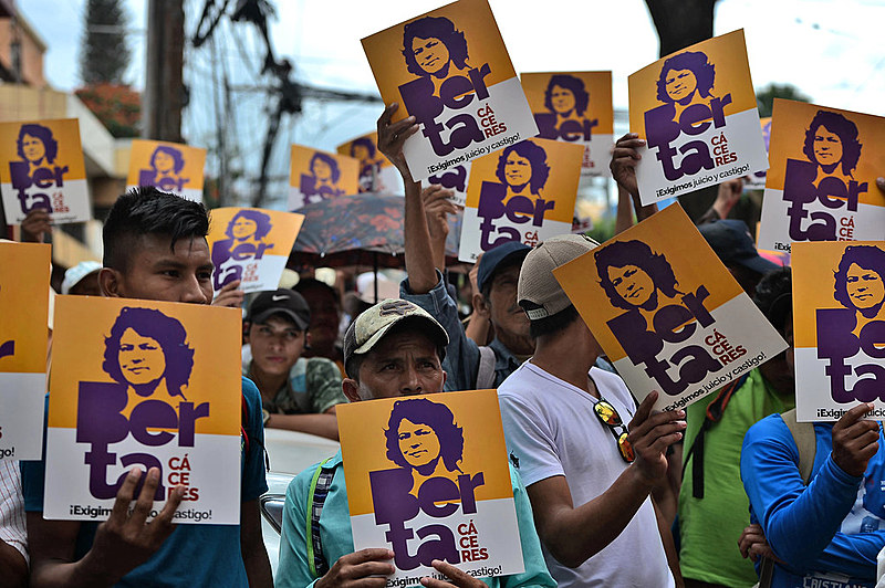 Berta Cáceres estava na linha de frente de oposição ao projeto hidrelétrico Agua Zarca e  foi assassinada em 2 de março de 2016