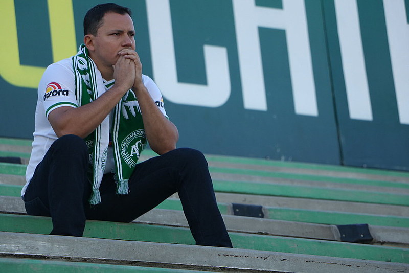 Torcedores no estádio Arena Condá, prestando homenagens aos mortos no acidente com o avião que levava a equipe de Chapecó para a Colômbia