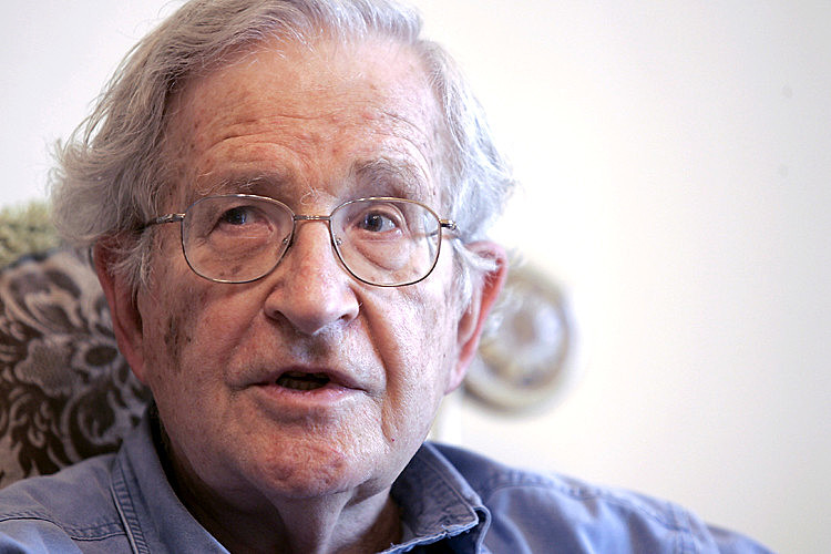 Sob a liderança de Lula, o Brasil se tornou mais respeitado no mundo, avaliou Chomsky