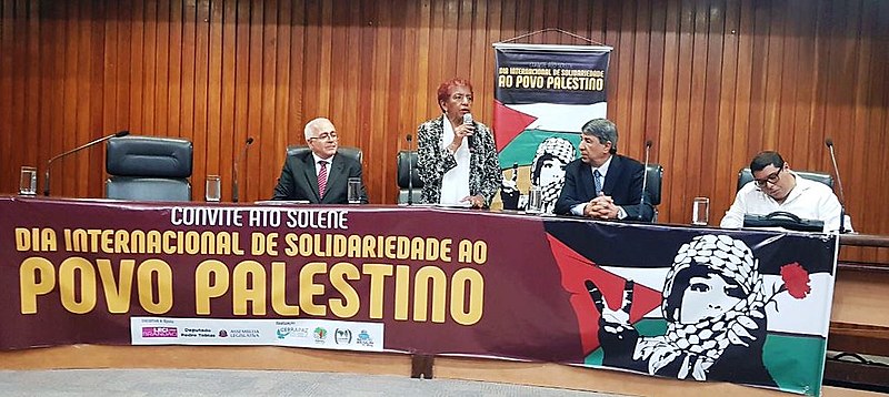 Deputada Estadual Leci Brandão discursa durante ato solene em solidariedade à Palestina, realizado na Assembleia Legislativa de São Paulo
