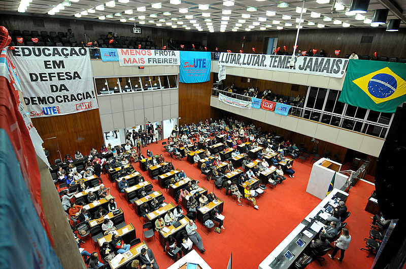 No primeiro dia, o manifestantes estenderam faixas e discursaram contra as medidas que, na opinião deles, irão piorar a educação no país