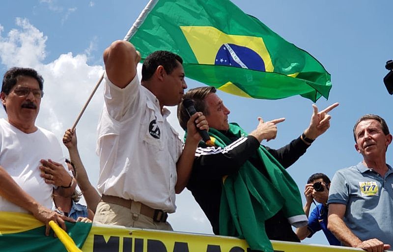 Bolsonaro fez do "gesto da arma" uma das marcas de sua campanha eleitoral