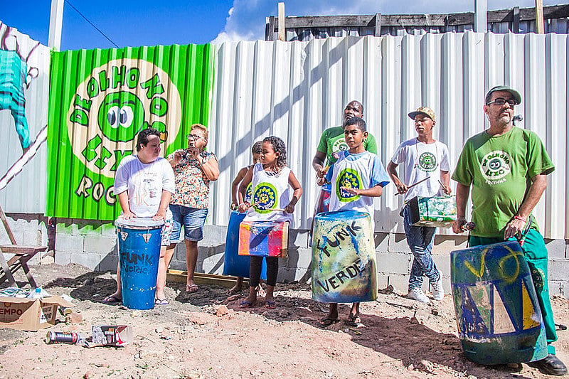 "De Olho no Lixo" tinha aulas de percussão e confecção de instrumentos com materiais reaproveitados do lixo, antes de ser demolido