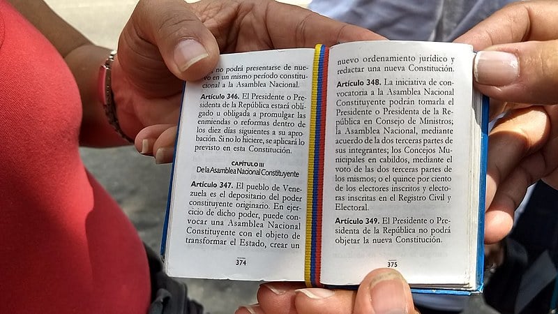 Constituição da República Bolivariana de bolso, exibida por mulheres durante a simulação da Assembleia Constituinte, em 16 de julho