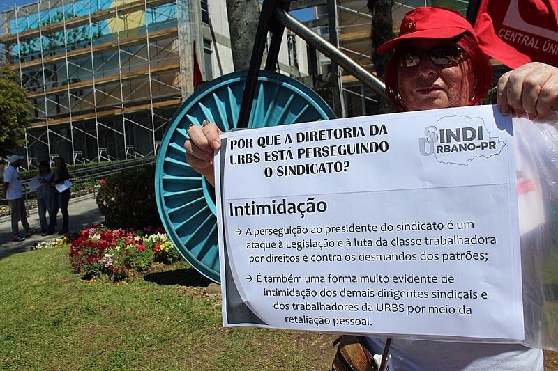 O presidente do SINDIURBANO-PR, Valdir Aparecido Mestriner, denunciou a direção da URBS por irregularidades no contrato do ônibus, além de práticas de assédio moral e sexual na empresa