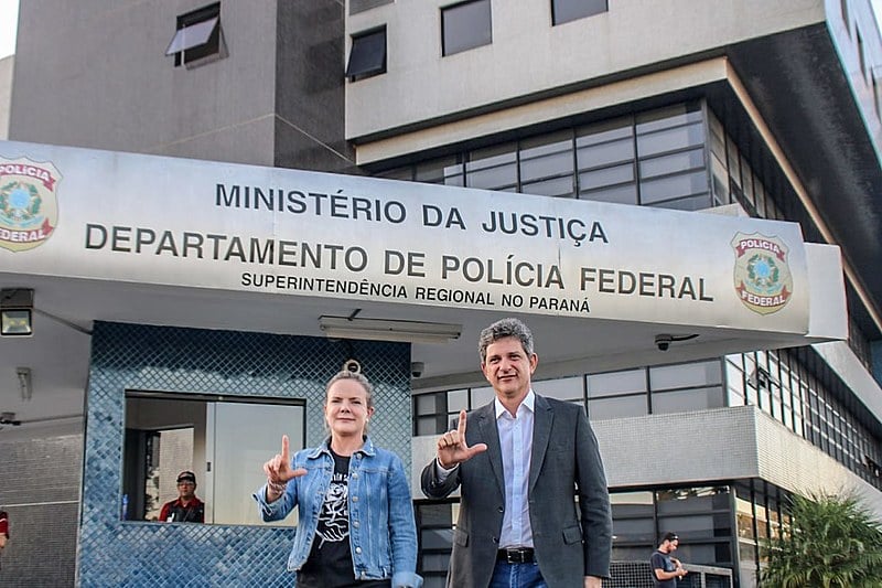 Gleisi Hoffmann (PT-PR) e o senador Rogério Carvalho (PT-SE) visitaram Lula nesta quinta