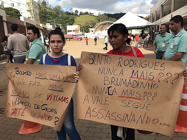 Moradores protestaram durante treinamento de evacuação na cidade de Barão de Cocais (MG) no sábado (18)