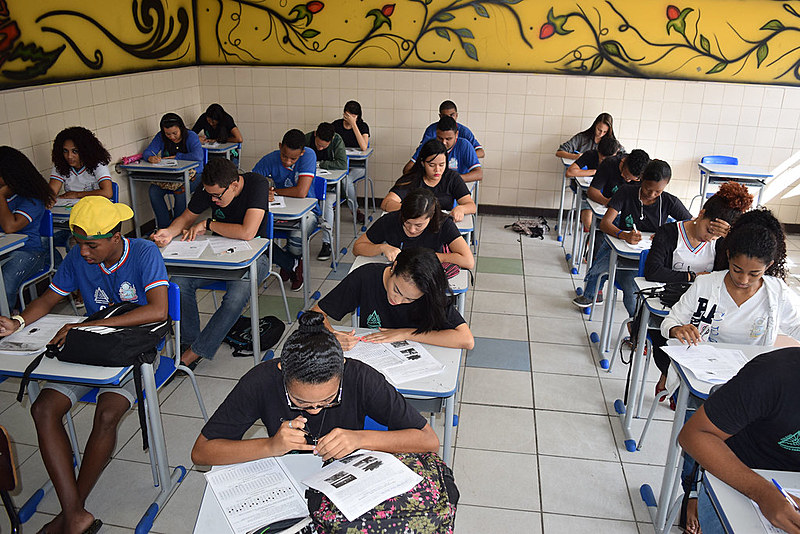 Estudantes de escola pública na Bahia fazem simulado para prova do Enem