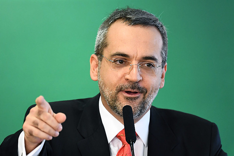 Abraham Weintraub fez um comunicado sobre as notas do Enem por vídeo nas redes sociais