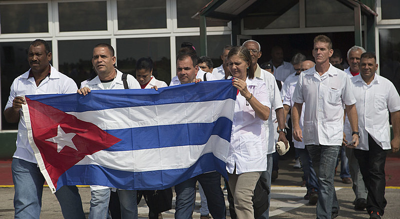 Médicos cubanos viajam para o Haiti para ajudar vítimas do furacão Matthew.