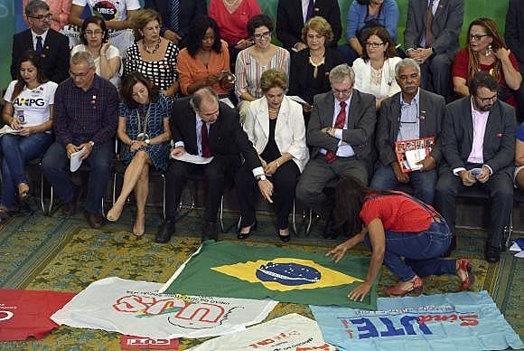 La presidenta ante una audiencia conformada por docentes y estudiantes en el acto denominado “Encuentro de la Educación por la Democracia”