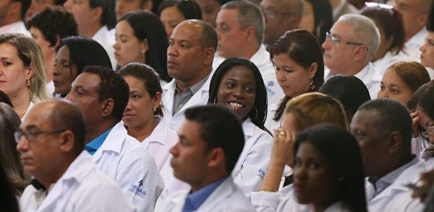 Depois de cinco anos, médicos cubanos voltarão para a ilha caribenha após rompimento de Cuba com os Mais Médicos.